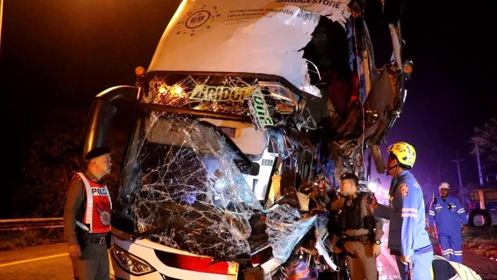 Los servicios de emergencia junto al autobús accidentado.