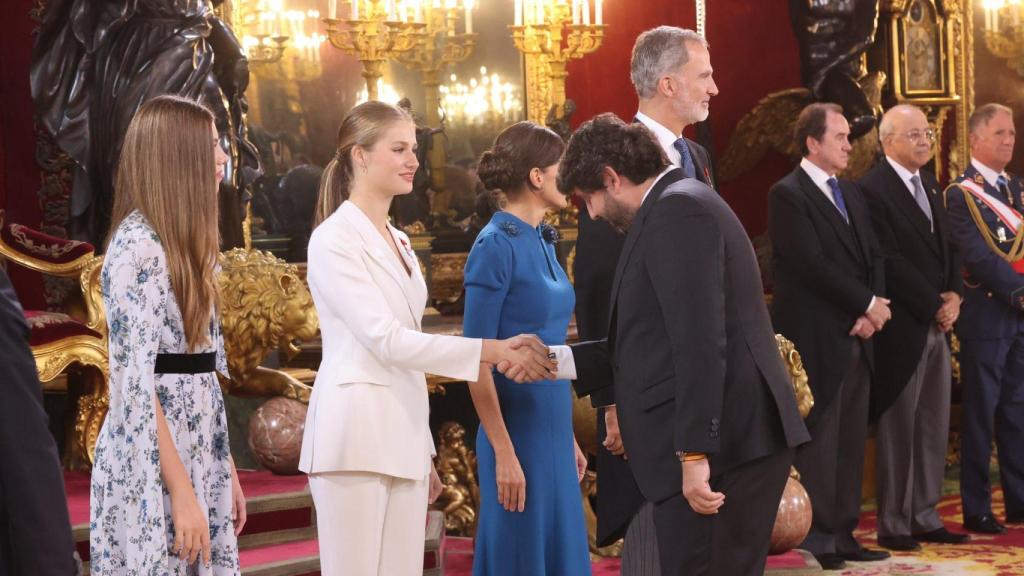 Fernando López Miras saluda a la princesa Leonor en 2023, durante su acto de juramento de la Constitución Española.