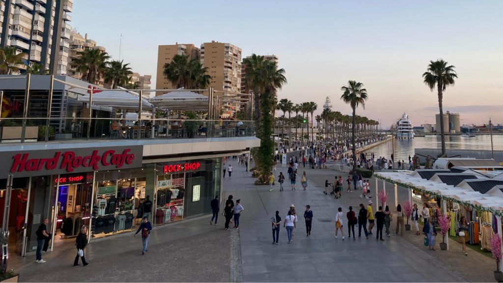 Vista de visitantes en el centro comercial Muelle 1 de Málaga.