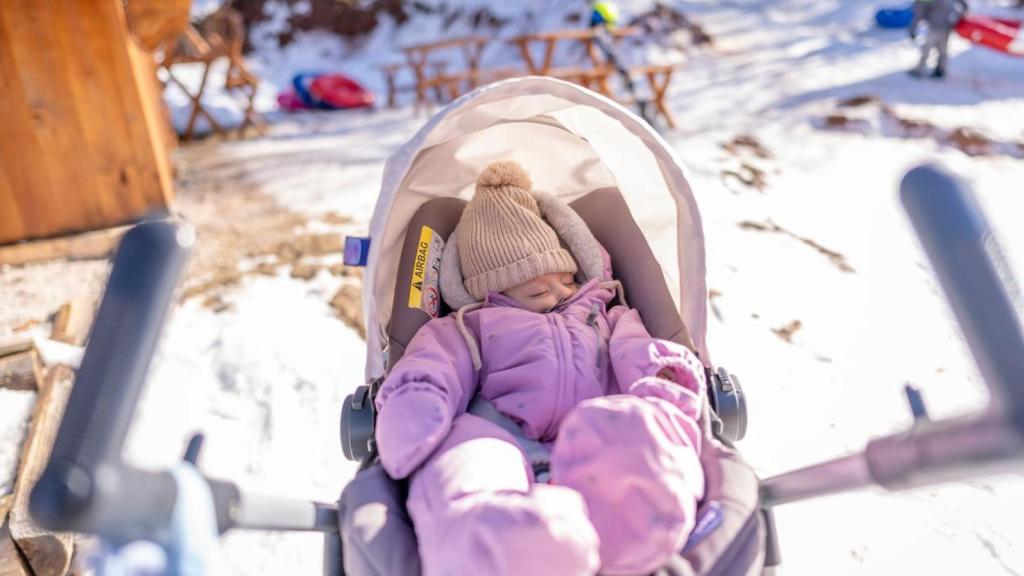 Los padres dejan fuera los carritos con los bebés.