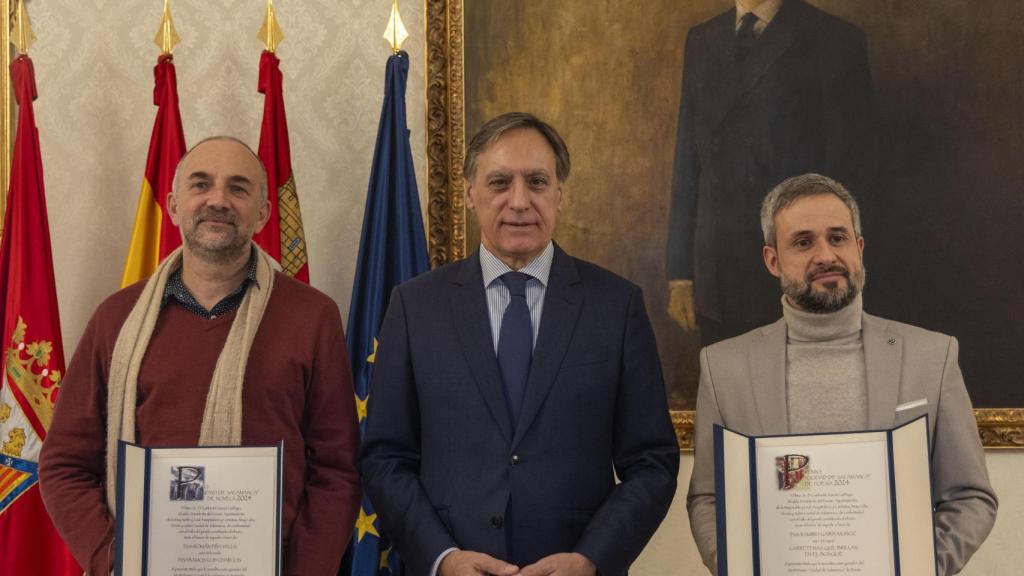 El alcalde, Carlos García Carbayo, junto a los ganadores de los premios de novela y poesía