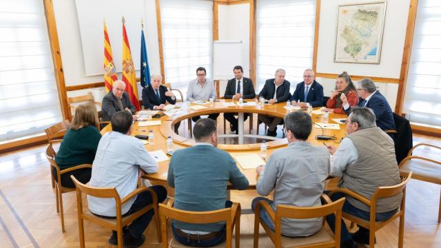 El consejero López ha recibido a alcaldes y presidentes comarcales para abordar la estrategia común ante Madrid