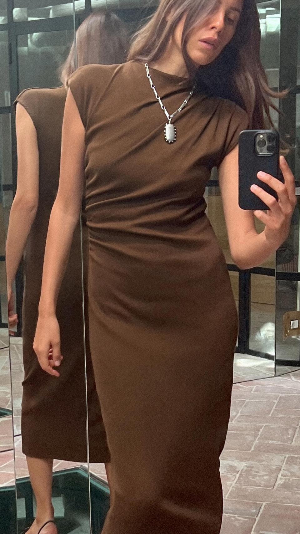 Un vestido de color mocha mousse.