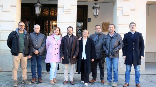 Eva Henche, en el centro, junto a otros representantes de Vox este lunes en Guadalajara.