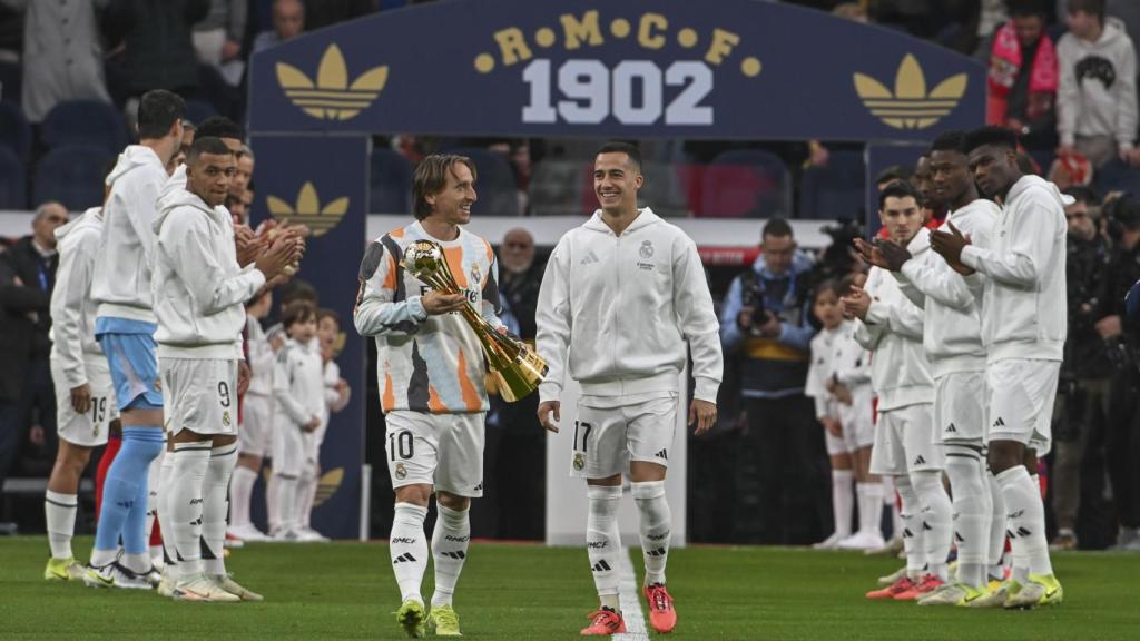 Modric y Lucas Vázquez ofrecen la Copa Intercontinental en el Santiago Bernabéu