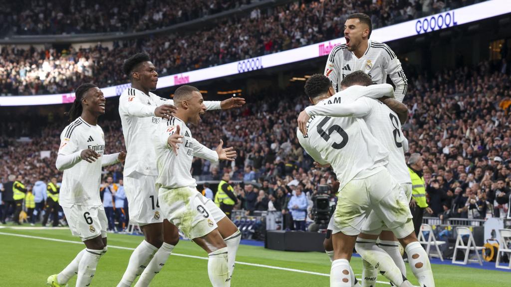 Los futbolistas del Real Madrid celebran un gol en el Santiago Bernabéu