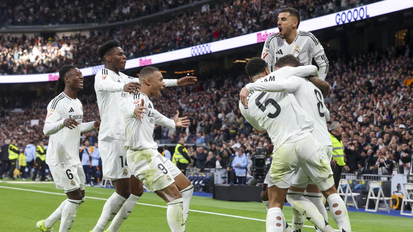 Los futbolistas del Real Madrid celebran un gol en el Santiago Bernabéu