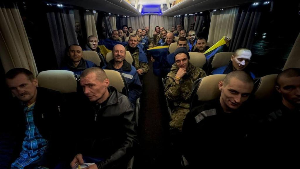 Algunos de los 150 prisioneros de guerra ucranianos liberados este lunes por Rusia en un nuevo canje de prisioneros.