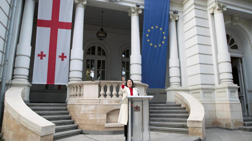 La presidenta saliente de Georgia, Salome Zourabichvili, se dirige a partidarios y periodistas el día de la ceremonia de juramento del nuevo presidente de Georgia, Mikheil Kavelashvili, en el palacio presidencial de Orbeliani en Tbilisi, Georgia.