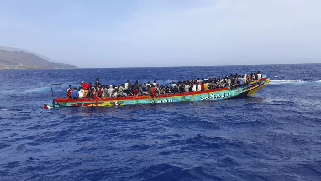 Imagen de un cayuco bordeando las costas canarias.