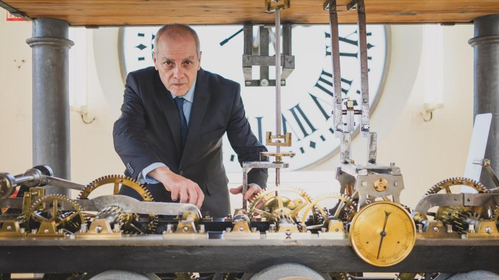 Pedro Ortiz en el reloj de la Puerta del Sol.