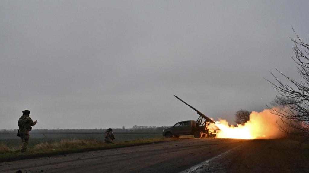 Miembros de la unidad de artillería del batallón de fusileros especiales de la policía de la región de Zaporiyia disparan un pequeño sistema de lanzamiento múltiple de cohetes (MLRS) para atacar a las tropas rusas.