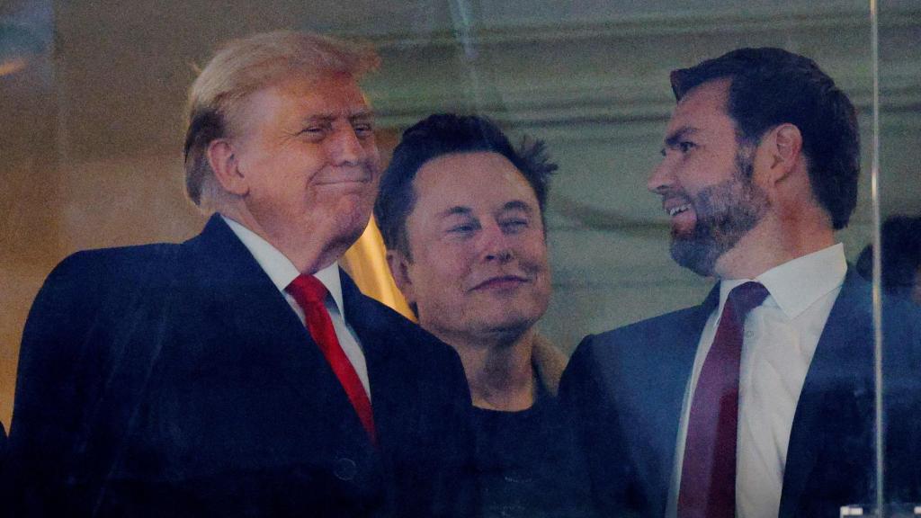 El presidente electo de Estados Unidos, Donald Trump, con el director ejecutivo de Tesla y SpaceX , Elon Musk , y el vicepresidente electo, JD Vance, en un partido el pasado 14 de diciembre.