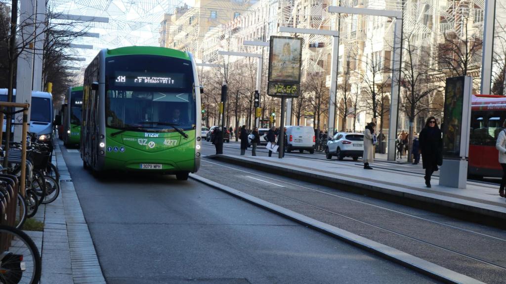 Un bus urbano por paseo de la Independencia, en Zaragoza.