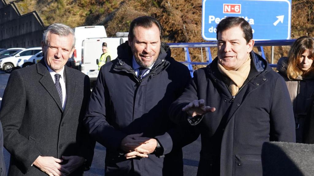 Fernández Mañueco y Oscar Puente en el viaducto de El Castro de la A-6 en sentido A Coruña