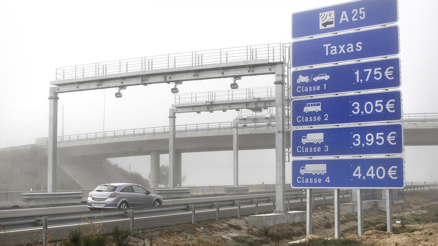 Panel informativo de pago en la autovía A-25 portuguesa en el límite con Fuentes de Oñoro