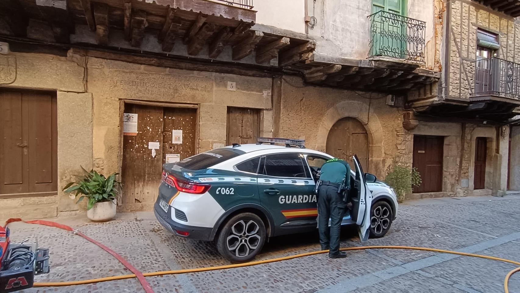 La Guardia Civil a su llegada a la calle del incendio en Miranda de Castañar