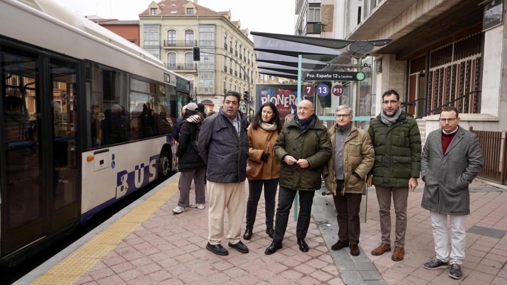 El alcalde de Valladolid, Jesús Julio Carnero, presenta la remodelación de las paradas de Auvasa.