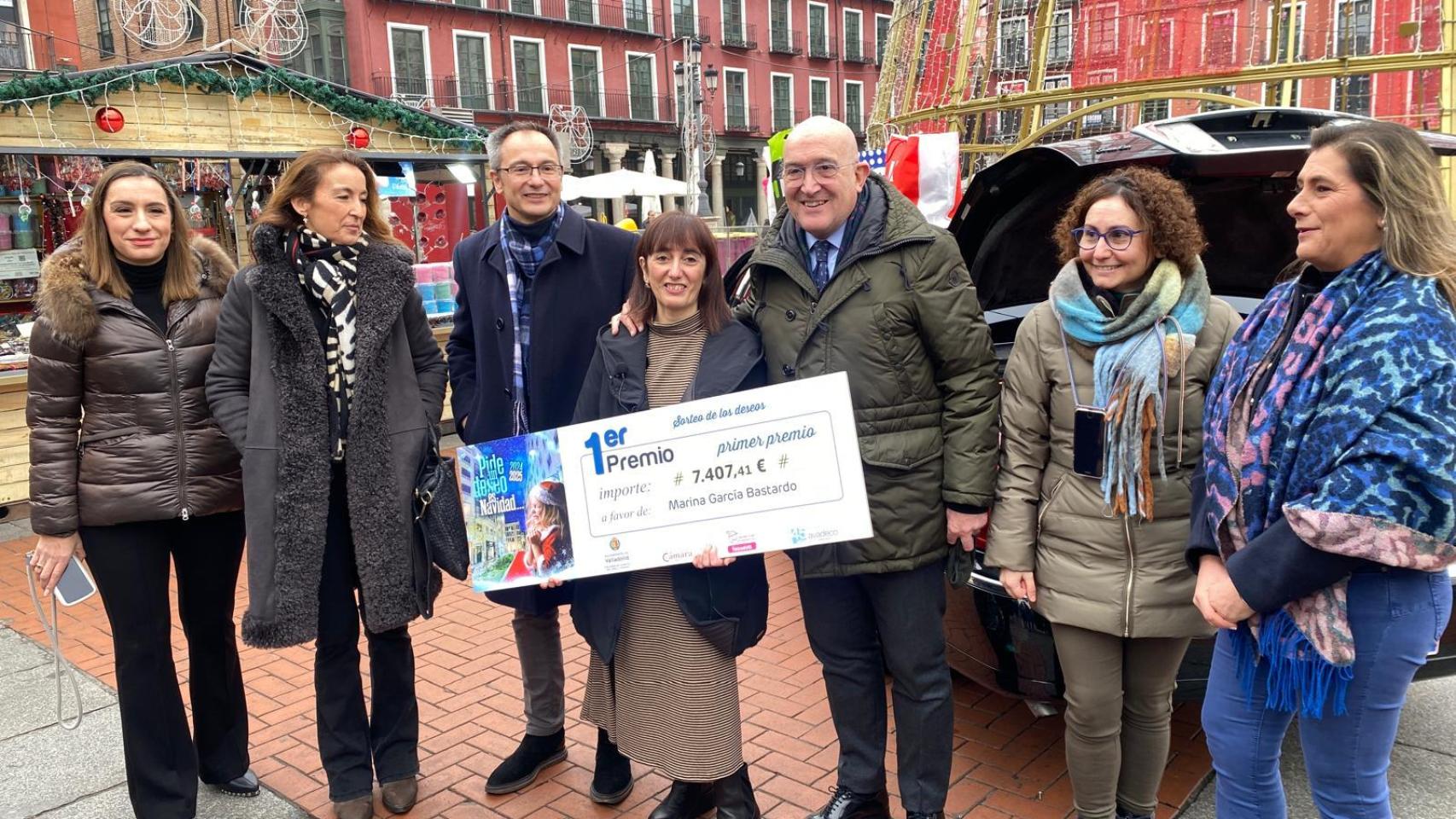 El alcalde de Valladolid, Jesús Julio Carnero, con Marina, la ganadora del sorteo del Árbol de los Deseos