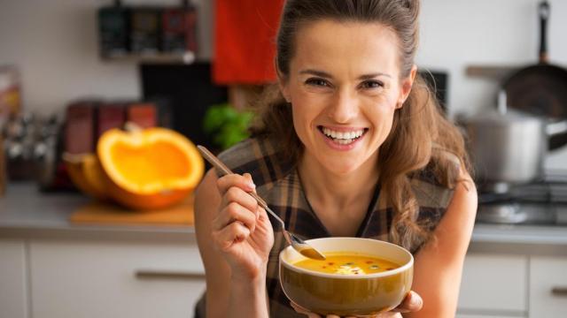 Una persona con un bol de sopa