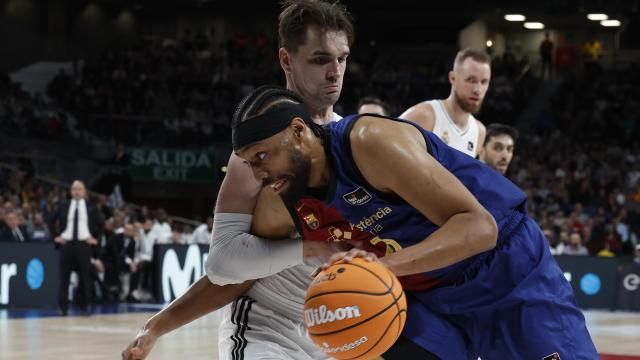 Mario Hezonja en una acción defensiva con Jabari Parker durante el Clásico.