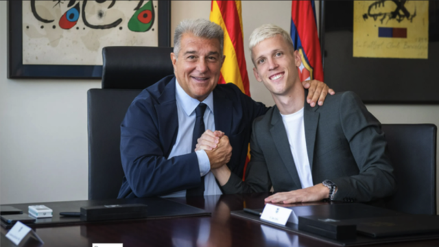 Dani Olmo, junto a Joan Laporta durante la firma de su contrato con el FC Barcelona