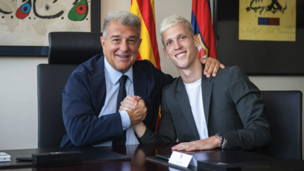 Dani Olmo, junto a Joan Laporta durante la firma de su contrato con el FC Barcelona