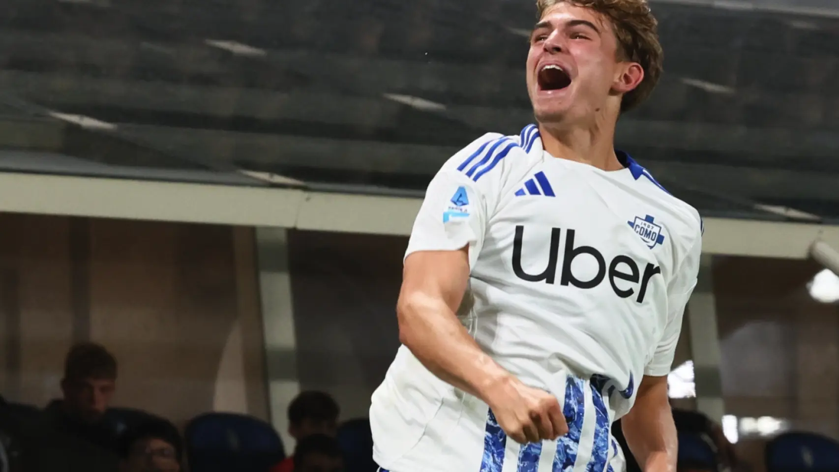 Nico Paz celebra un gol con la camiseta del Como italiano