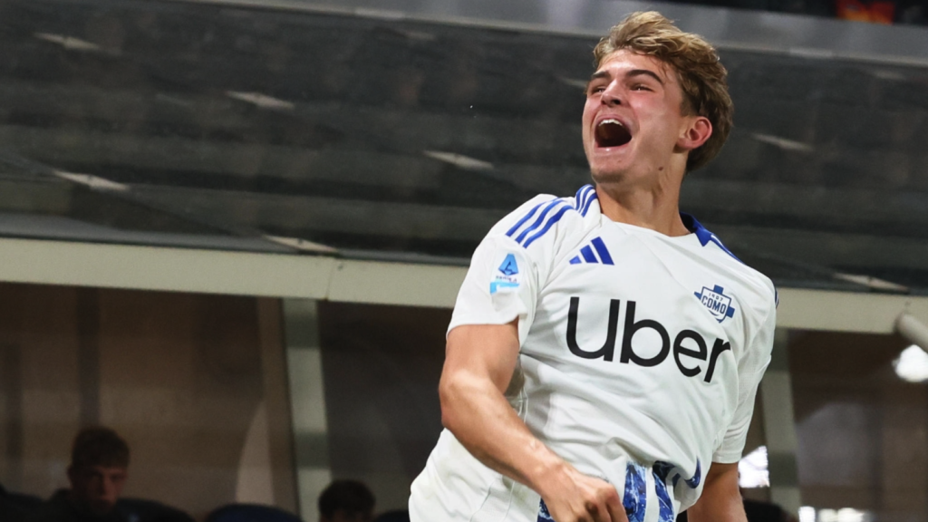 Nico Paz celebra un gol con la camiseta del Como italiano