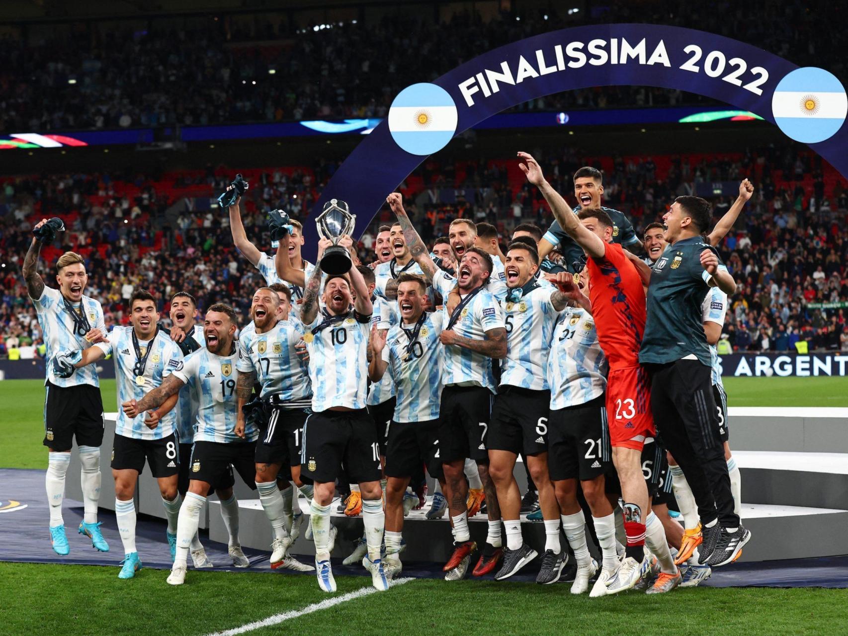 Leo Messi levanta el trofeo de la Finalissima 2022