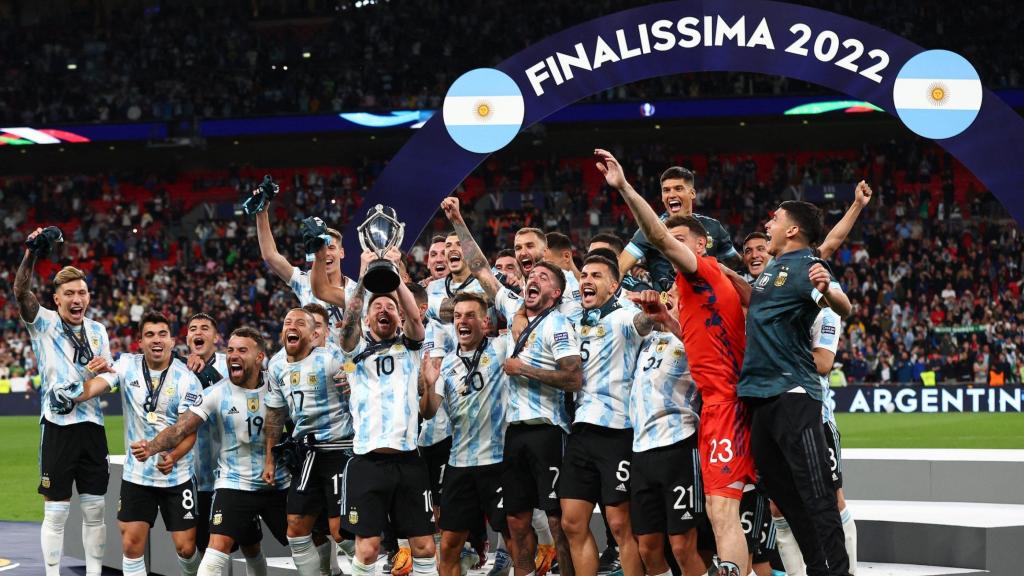 Leo Messi levanta el trofeo de la Finalissima 2022