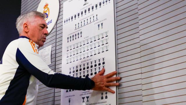 Carlo Ancelotti sale de la sala de prensa en Valdebebas