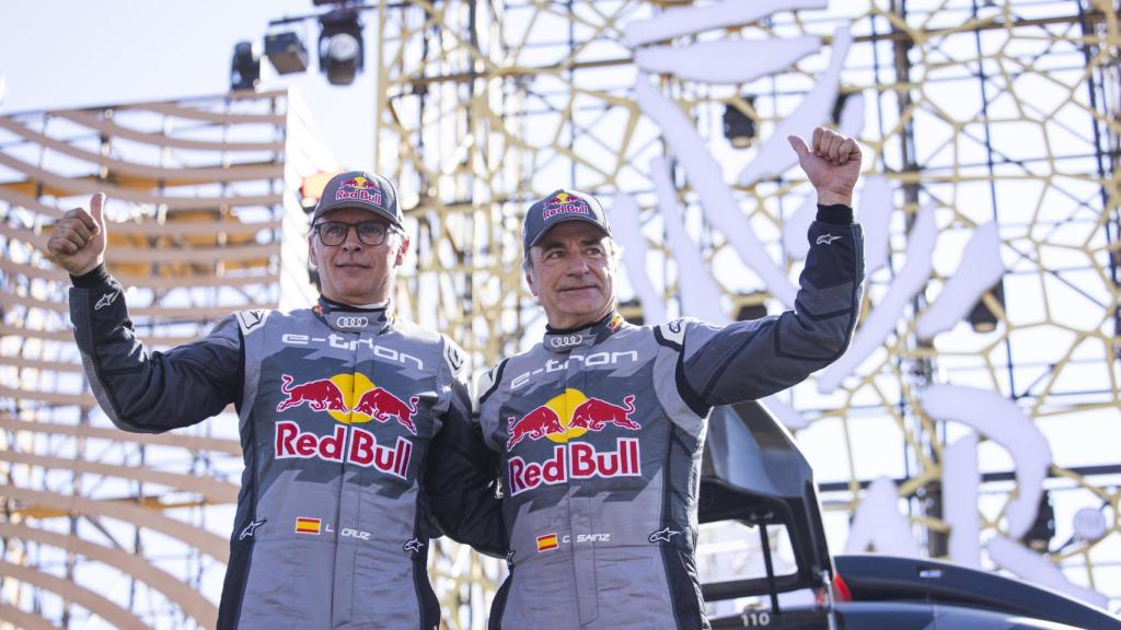 Lucas Cruz y Carlos Sainz celebran su victoria en el Rally Dakar 2024