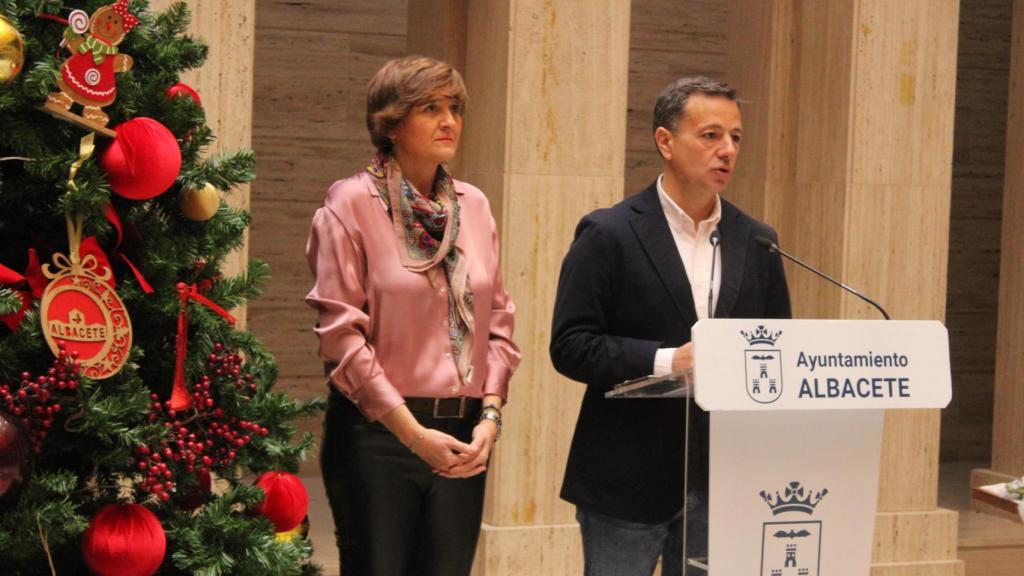 El alcalde de Albacete, Manuel Serrano, y la concejala de Cultura, Elena Serrallé, presentaron esta nueva actividad incluida dentro de la programación navideña.