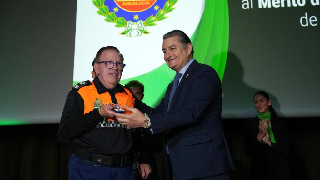 El consejero de la Presidencia, Antonio Sanz, entrega la medalla de Oro al Mérito de Protección Civil, a Leopoldo García.