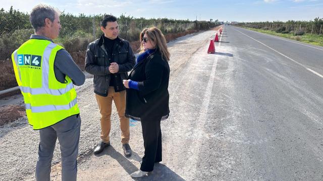 El alcalde de San Javier, José Miguel Luengo (c), visita las obras de construcción del carril bici que va desde el antiguo aeropuerto hasta Los Narejos.