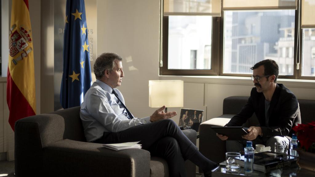 El presidente del PP, Alberto Núñez Feijóo, conversa con el periodista Alberto D. Prieto.