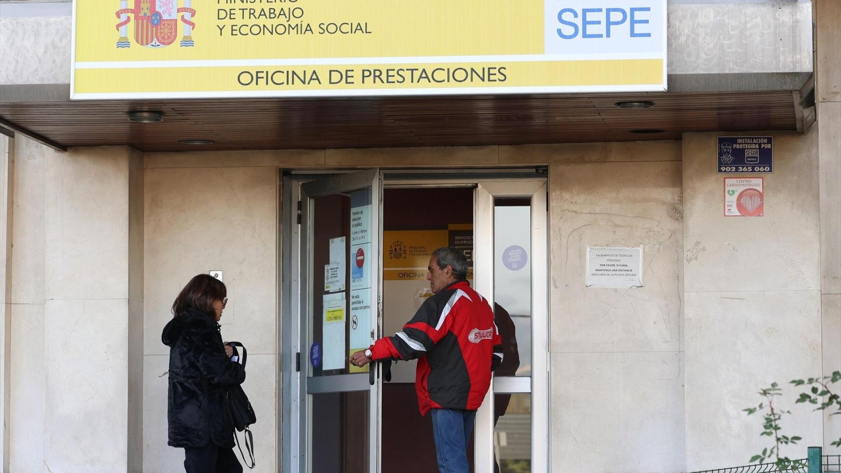 Fotografía de la entrada de la oficina de prestaciones del SEPE.