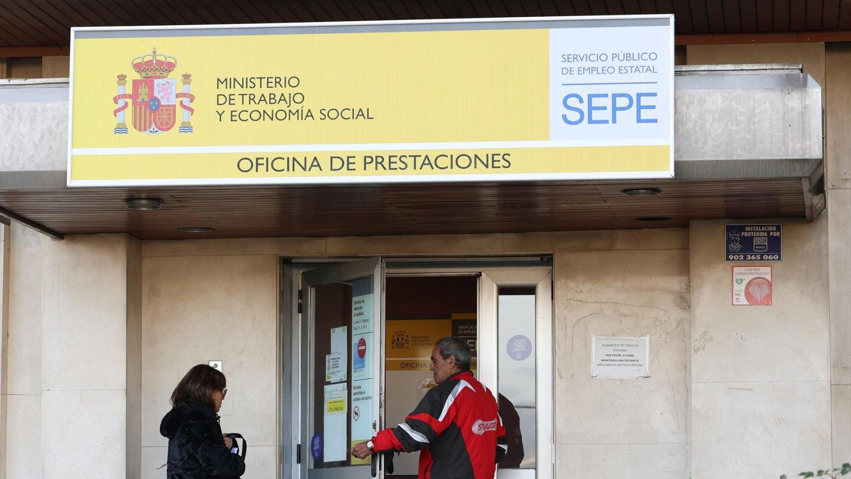 Fotografía de la entrada de la oficina de prestaciones del SEPE.