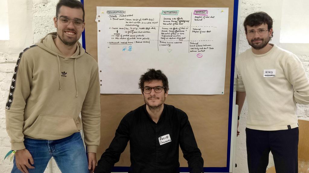 El equipo formado por Kiko Borja Escribá, desarrollador informático de Ibions; Ángel González Muelas, Data Scientist y CMO de Datipic, y Julio Madrigal Matute, responsable de proyectos en nutrición de TheMoveMen e investigador principal de la Universitat de València, participó a finales del pasado noviembre en el inicio de Foodity en Viena.