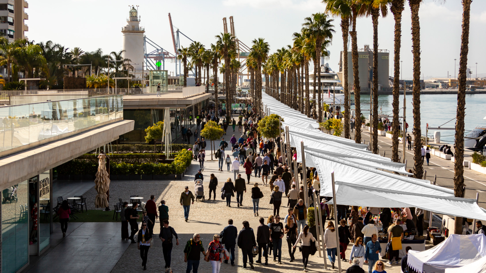 Centenares de personas en el muelle 1 de Málaga.