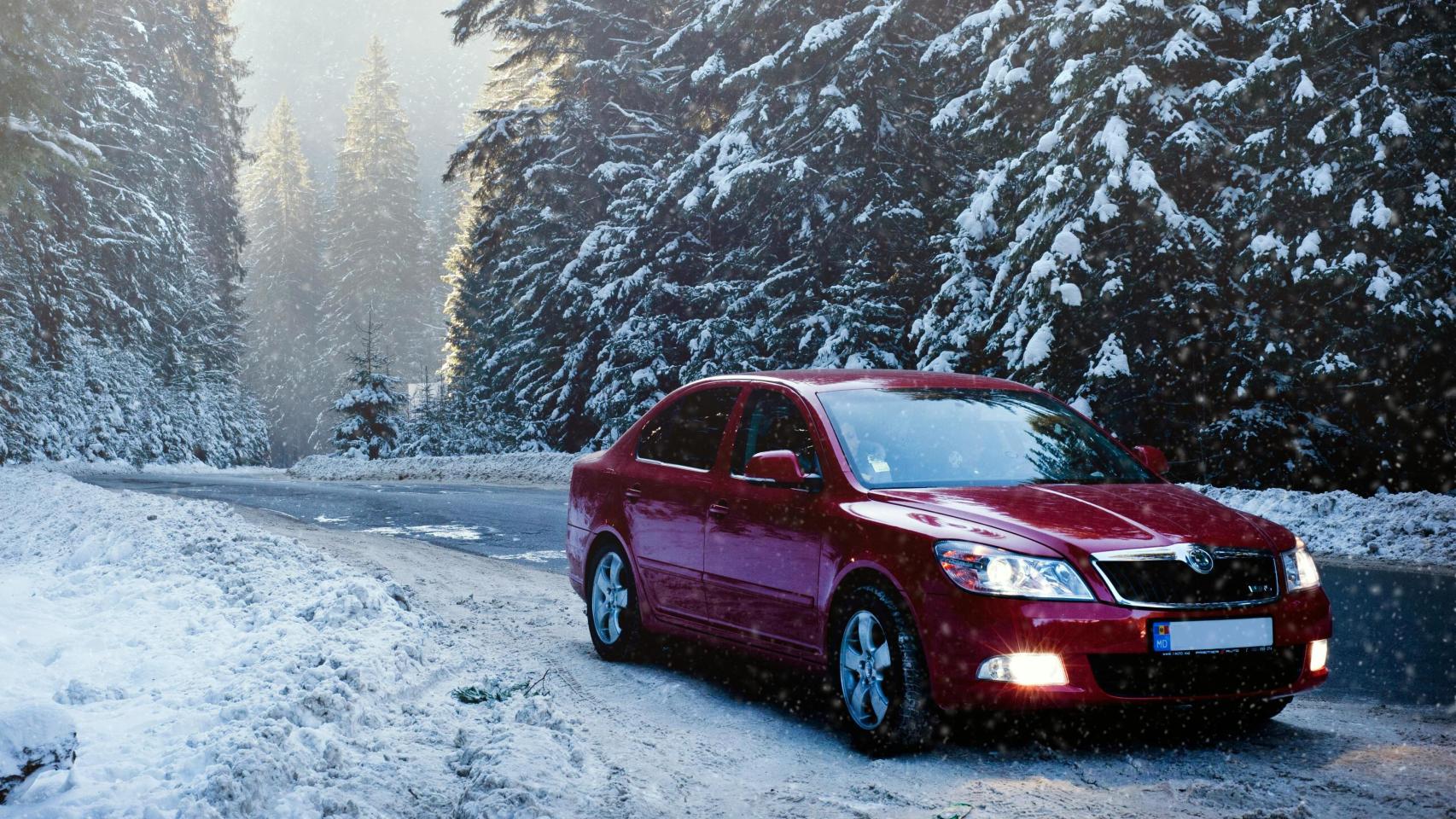 Un coche en plena nevada.