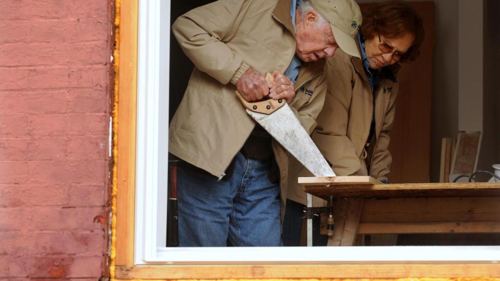 Jimmy Carter, colaborando en la construcción de viviendas para desfavorecidos con más de 80 años, en octubre de 2010.