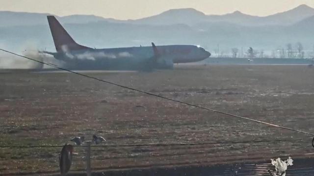 El Boeing 737-800 de Jeju Air instantes antes de estrellarse contra un muro y explotar.