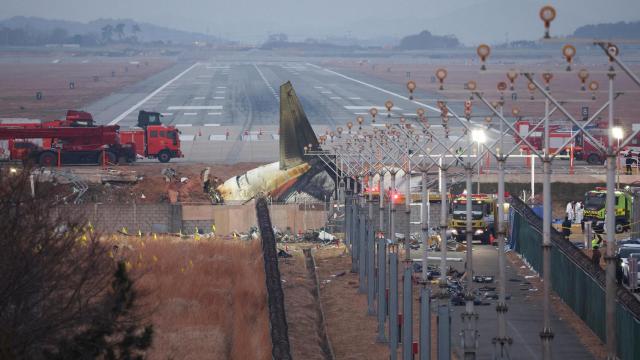 Los restos del avión 737-800 de Jeju Air siniestrado este domingo.