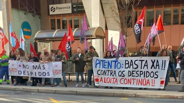 Protesta de trabajadores de Atento en A Coruña por los despidos en las últimas semanas