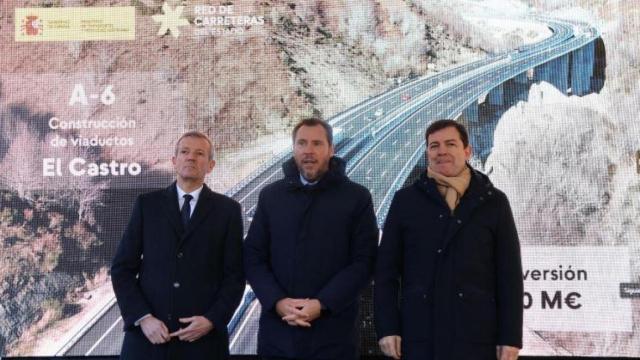 Puente, Rueda y Mañueco en la inauguración del viaducto en la A-6.