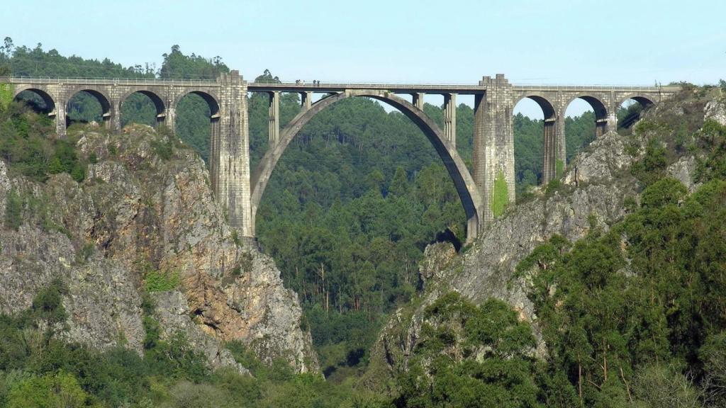 Por Ponte de Gundián todavía pasa el tren.