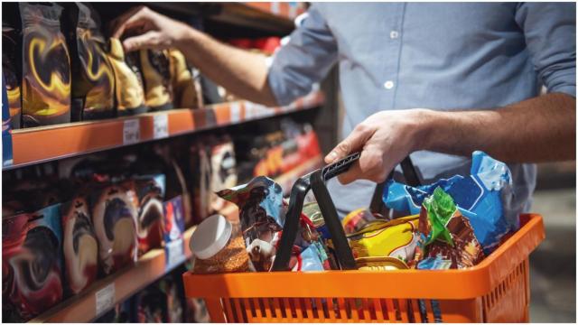 Un hombre hace la compra en un supermercado