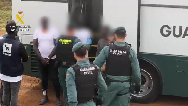 Momento de la detención de los siete patrones de la embarcación, en Las Raíces, Tenerife.